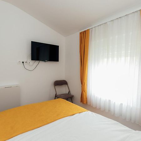 Restoran I Sobe Savic Bed & Breakfast Krnjak Luaran gambar