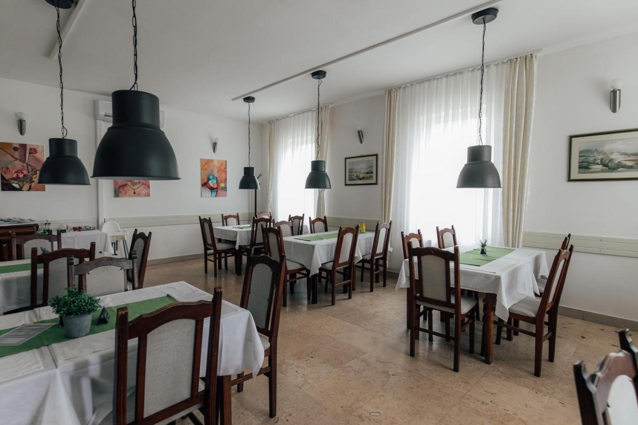 Restoran I Sobe Savic Bed & Breakfast Krnjak Luaran gambar