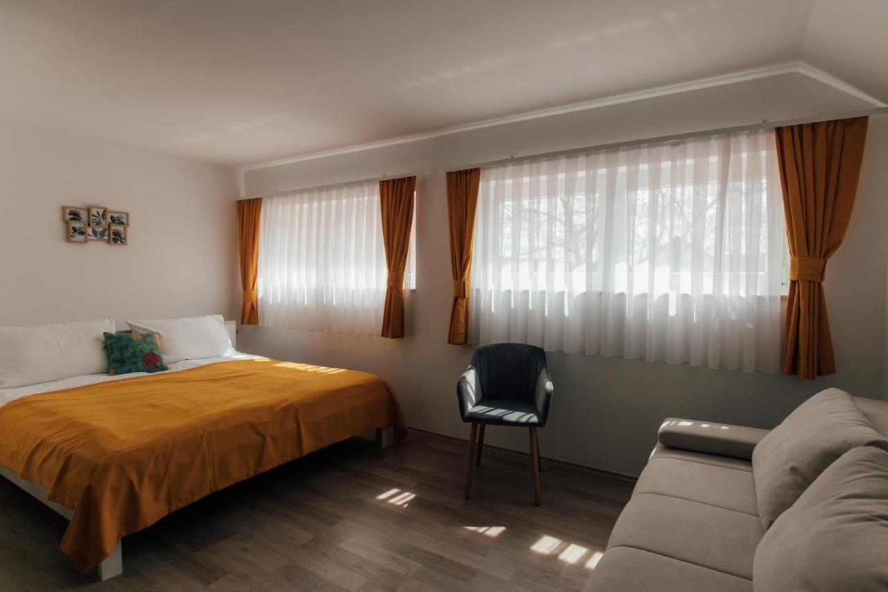Restoran I Sobe Savic Bed & Breakfast Krnjak Luaran gambar