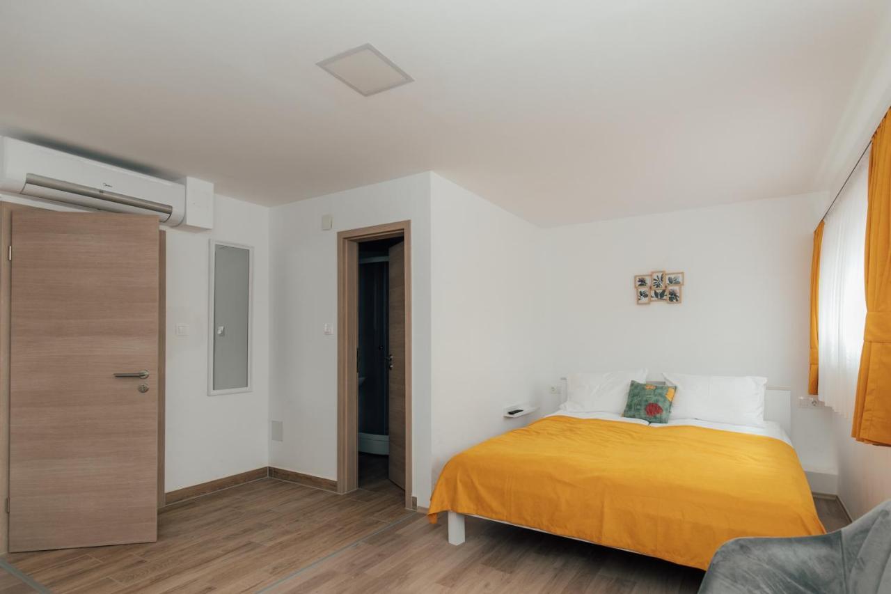 Restoran I Sobe Savic Bed & Breakfast Krnjak Luaran gambar