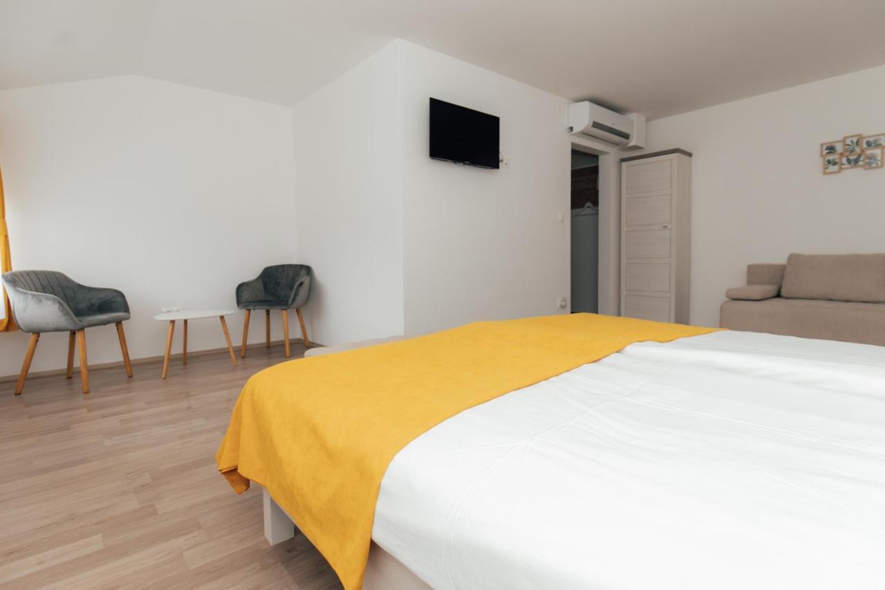 Restoran I Sobe Savic Bed & Breakfast Krnjak Luaran gambar