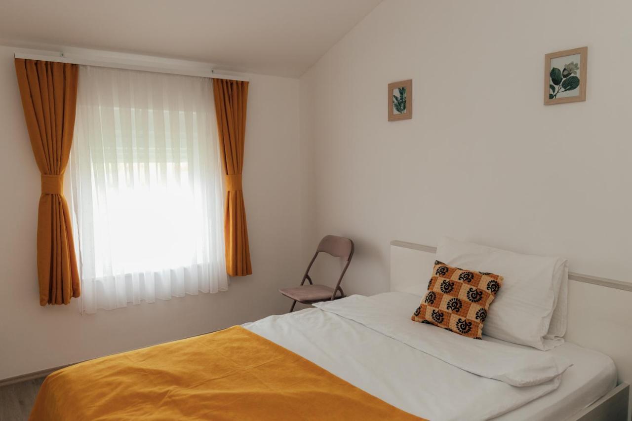 Restoran I Sobe Savic Bed & Breakfast Krnjak Luaran gambar