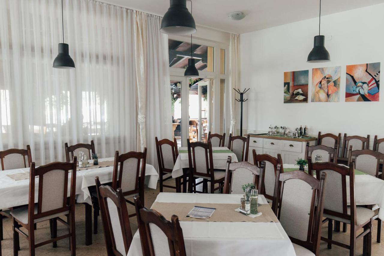 Restoran I Sobe Savic Bed & Breakfast Krnjak Luaran gambar
