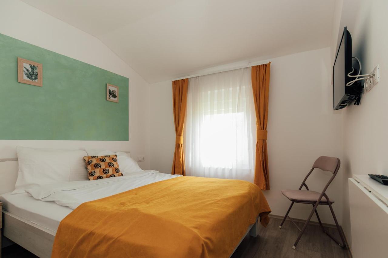 Restoran I Sobe Savic Bed & Breakfast Krnjak Luaran gambar