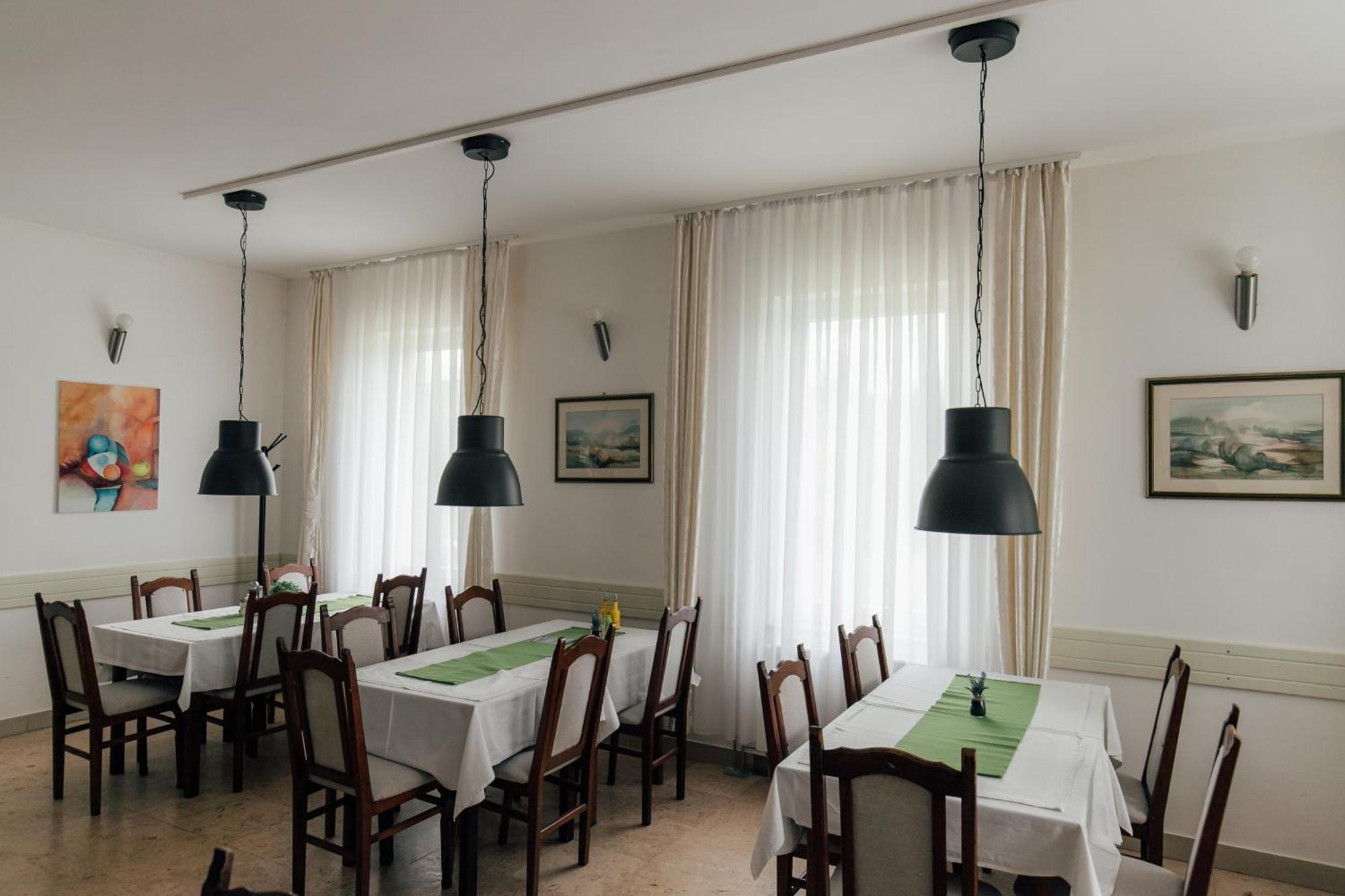 Restoran I Sobe Savic Bed & Breakfast Krnjak Luaran gambar