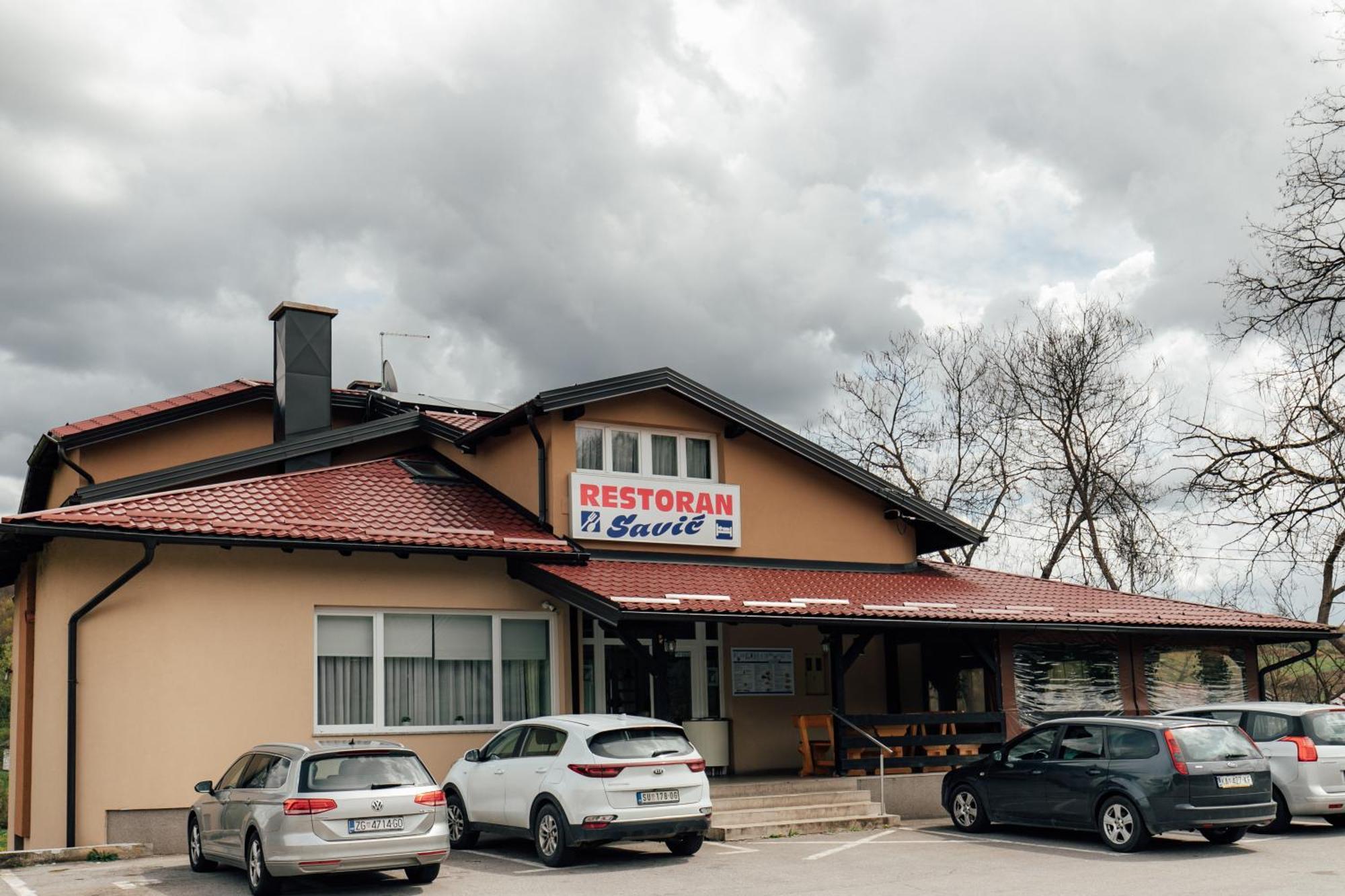 Restoran I Sobe Savic Bed & Breakfast Krnjak Luaran gambar